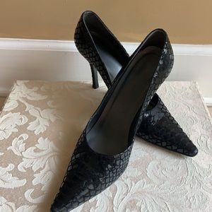 Stuart Weitzman Sz 9 M BLACK Snake Pump Heels Pointed Toe Stilettos 4" Dressy